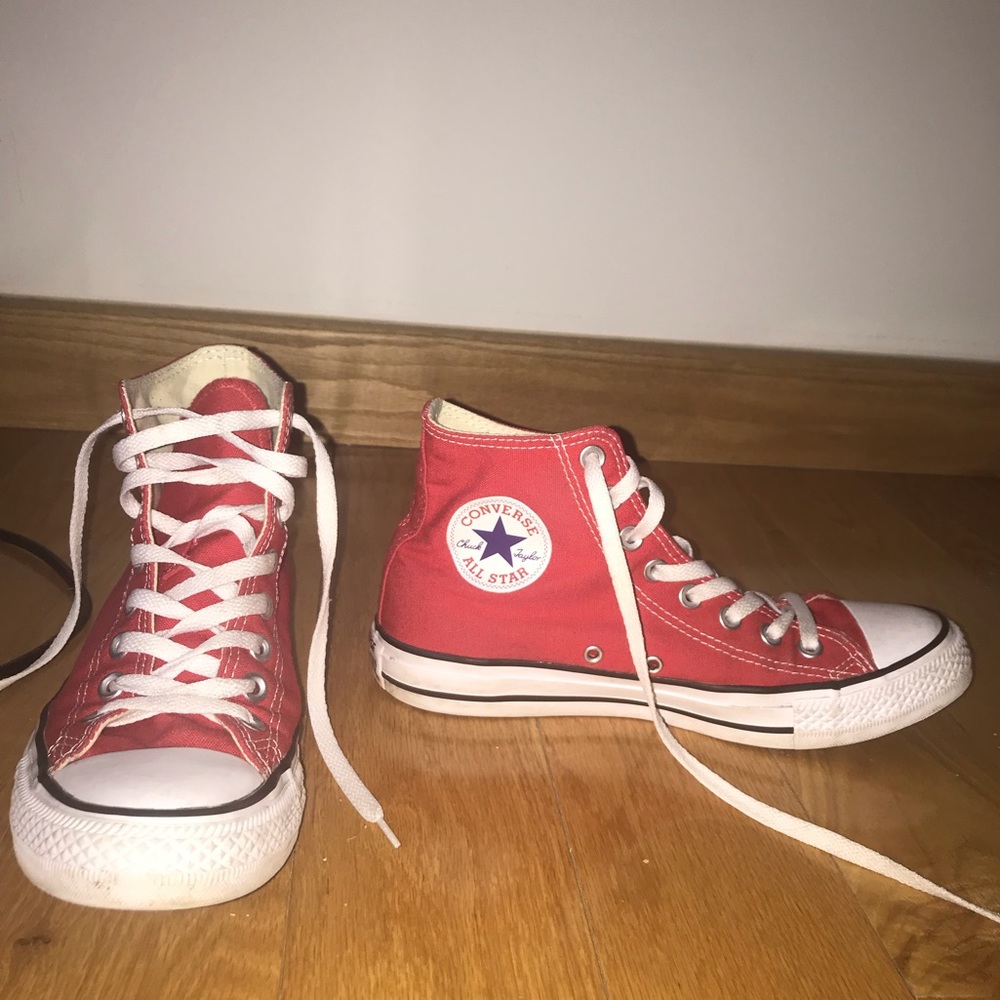 Bright red size 9 Hogg has top converse